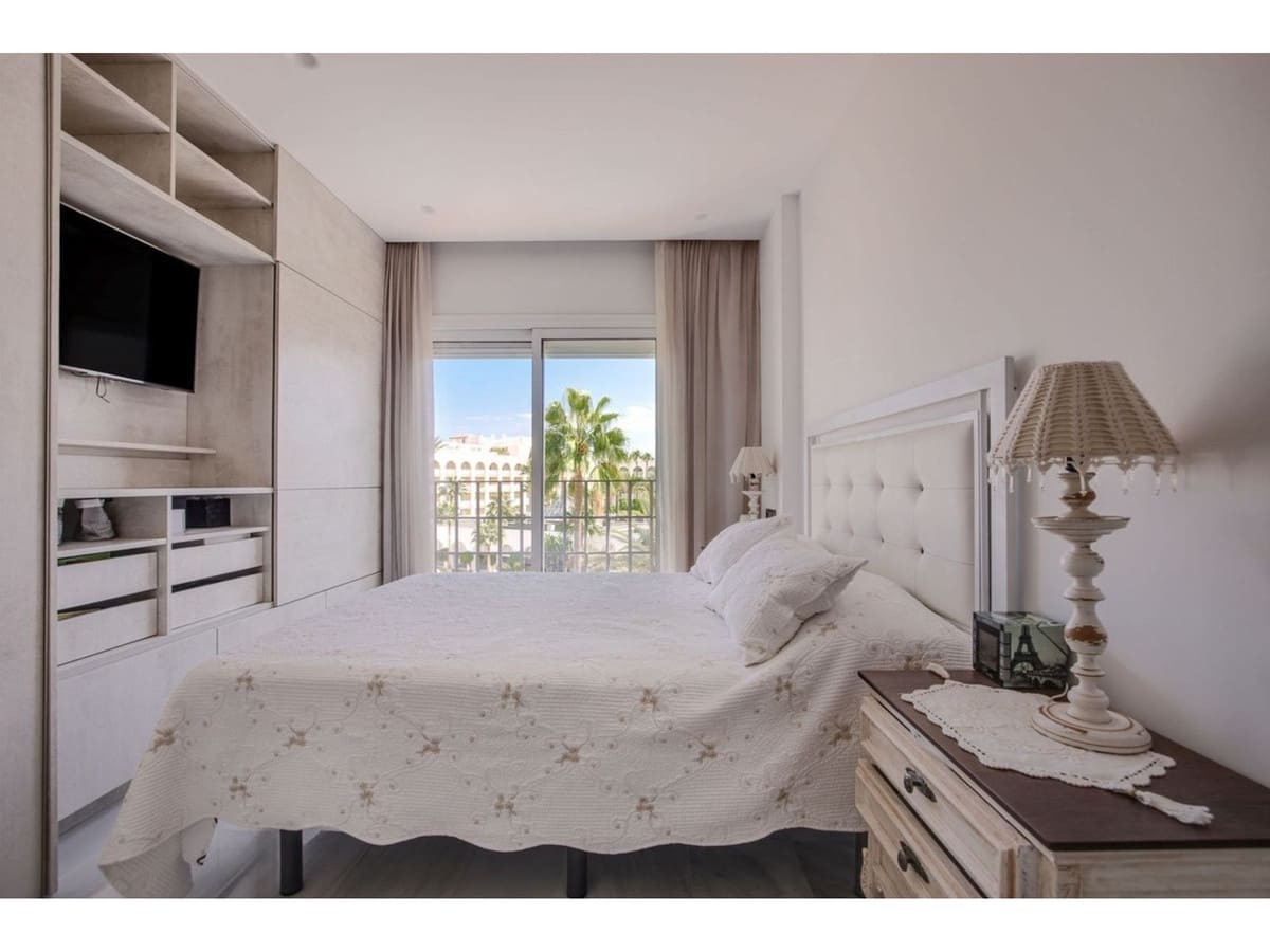 2 bedroom Apartment for sale in Marbella with pool - € 885,000 (Ref: 7853122)