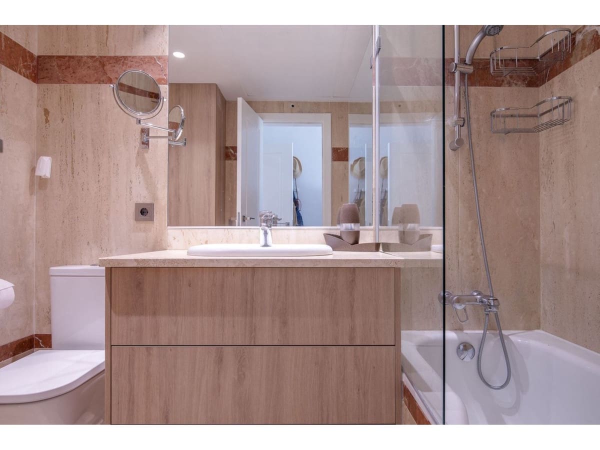 2 bedroom Apartment for sale in Marbella with pool - € 885,000 (Ref: 7853122)