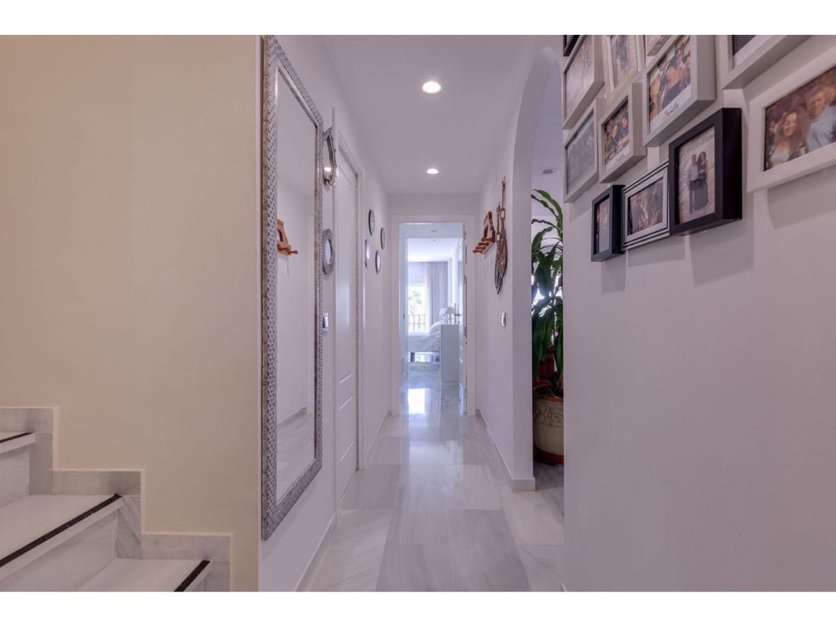 2 bedroom Apartment for sale in Marbella with pool - € 885,000 (Ref: 7853122)