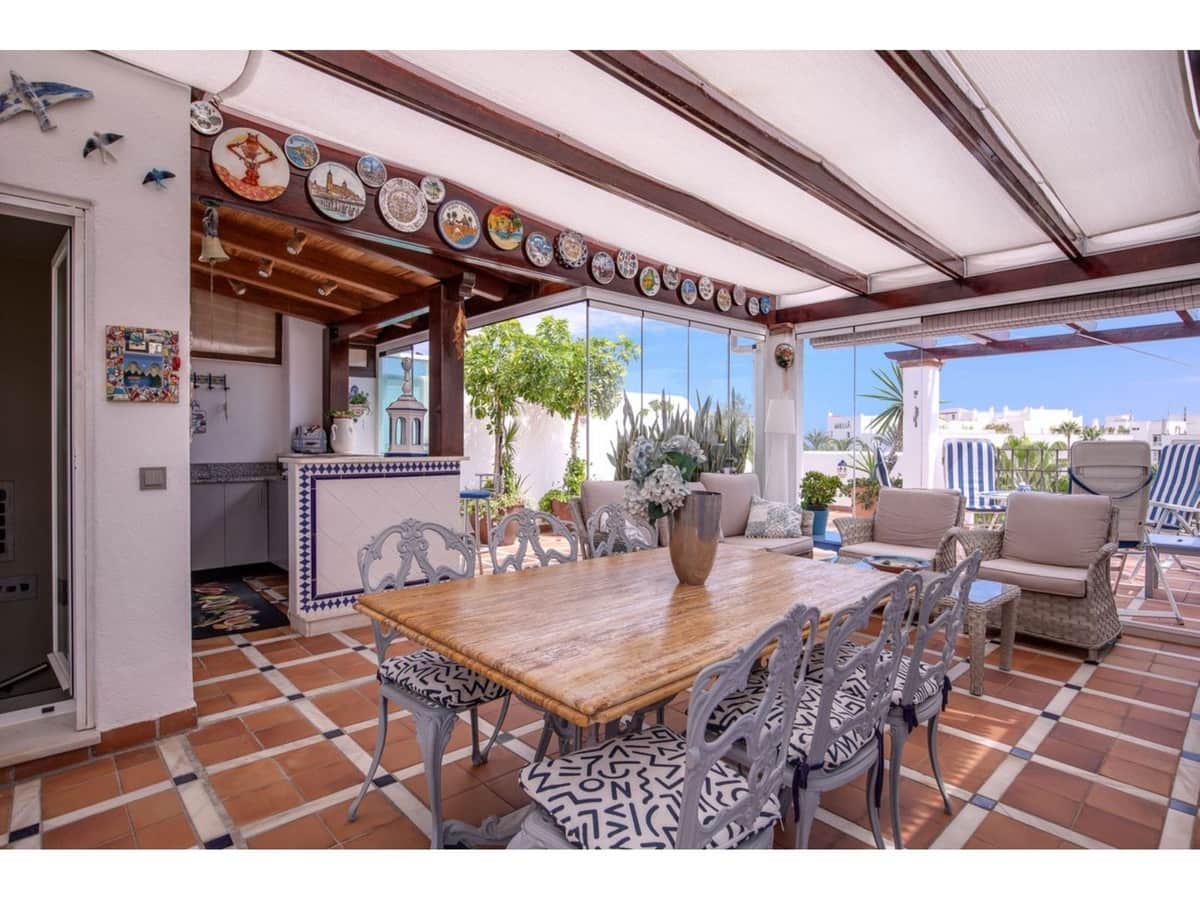 2 bedroom Apartment for sale in Marbella with pool - € 885,000 (Ref: 7853122)