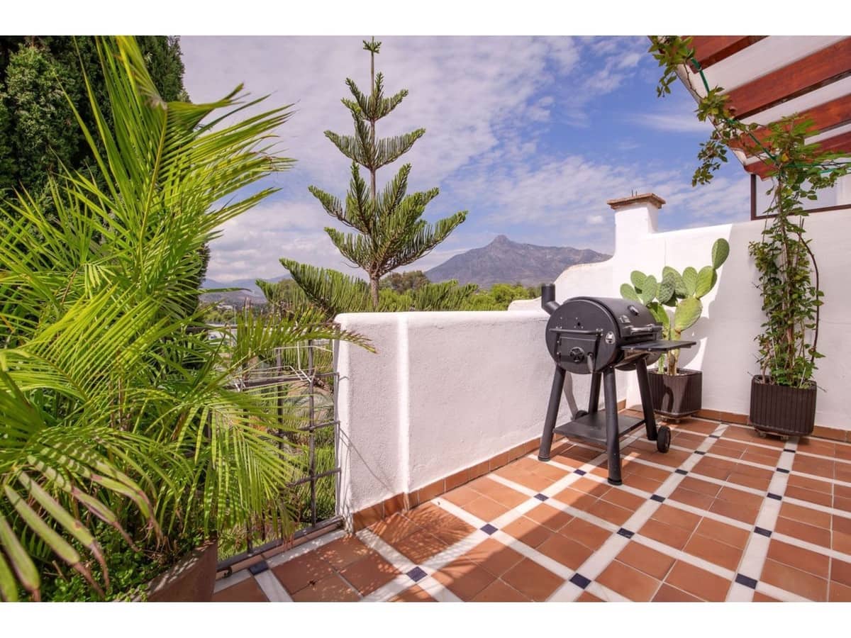 2 bedroom Apartment for sale in Marbella with pool - € 885,000 (Ref: 7853122)
