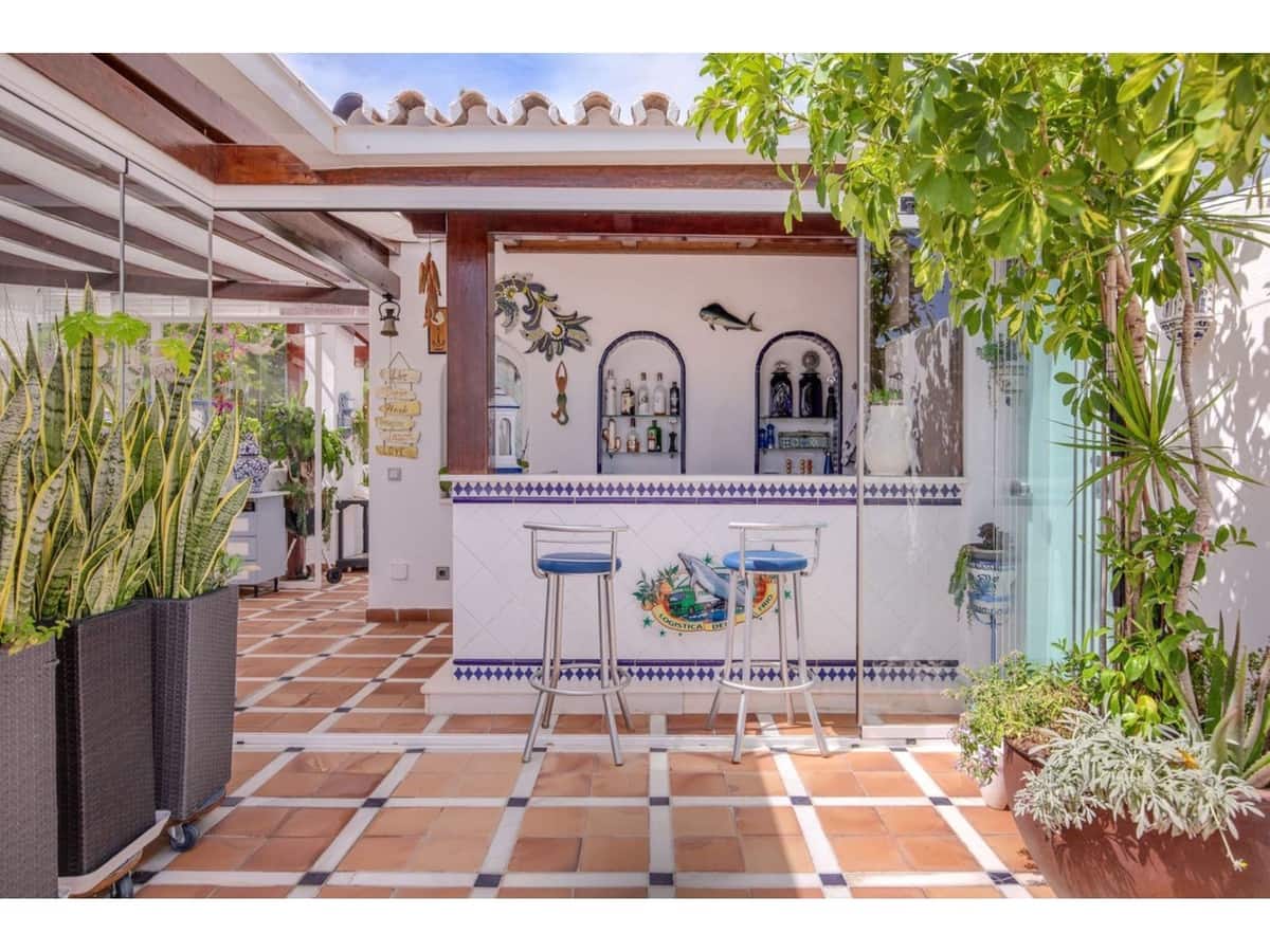 2 bedroom Apartment for sale in Marbella with pool - € 885,000 (Ref: 7853122)