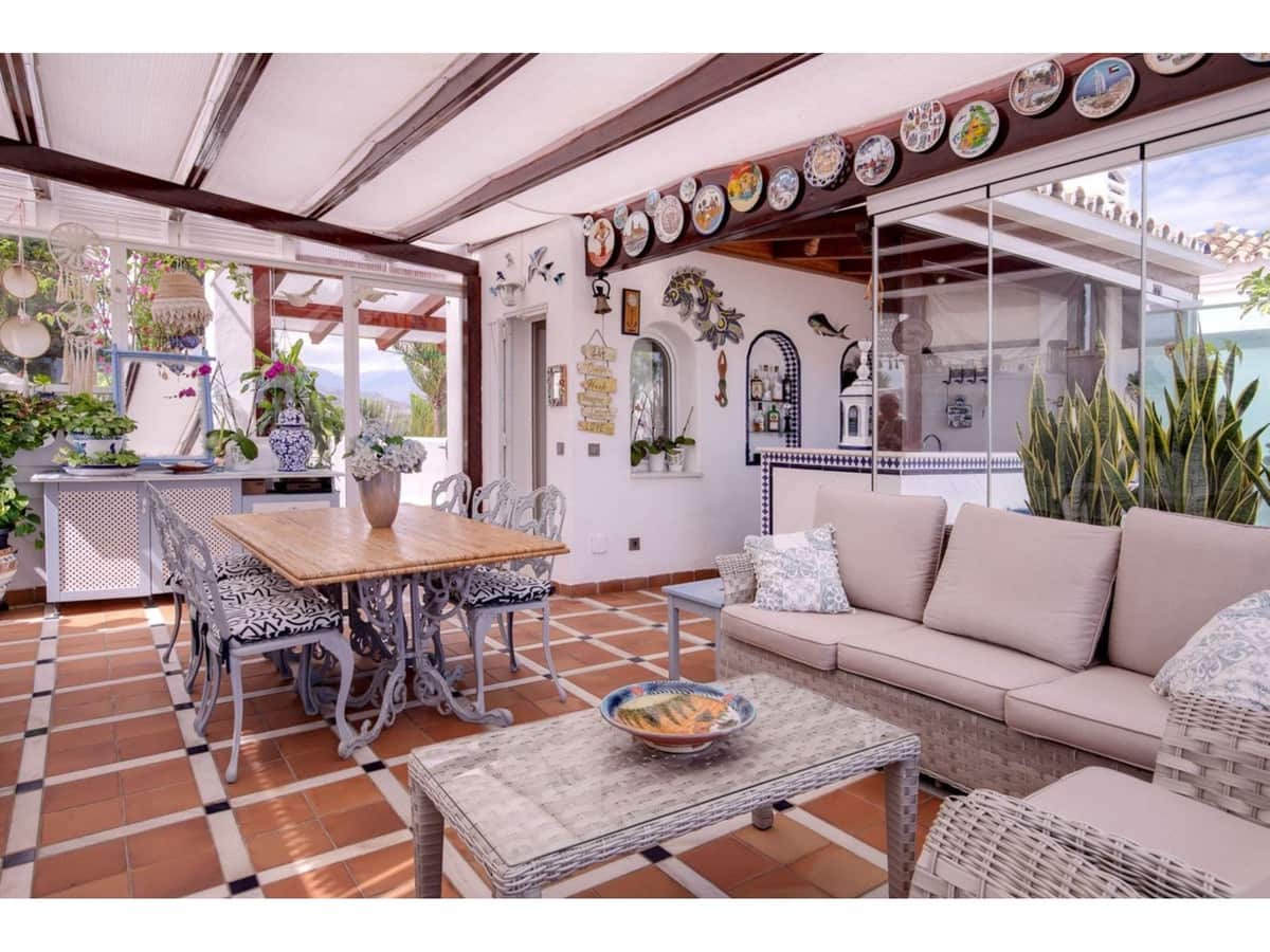 2 bedroom Apartment for sale in Marbella with pool - € 885,000 (Ref: 7853122)