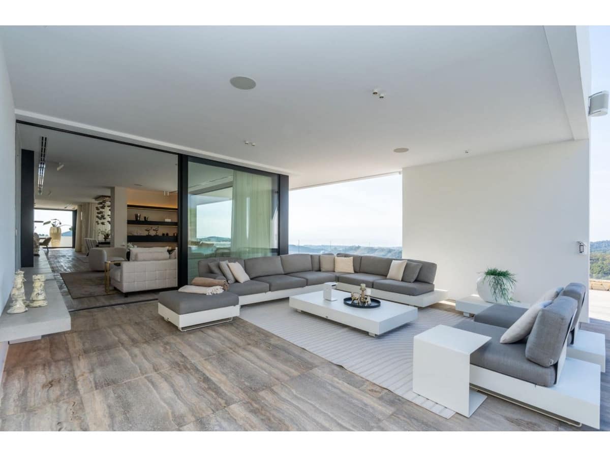 7 bedroom Villa for sale in Benahavis with pool - € 4,200,000 (Ref: 7860554)