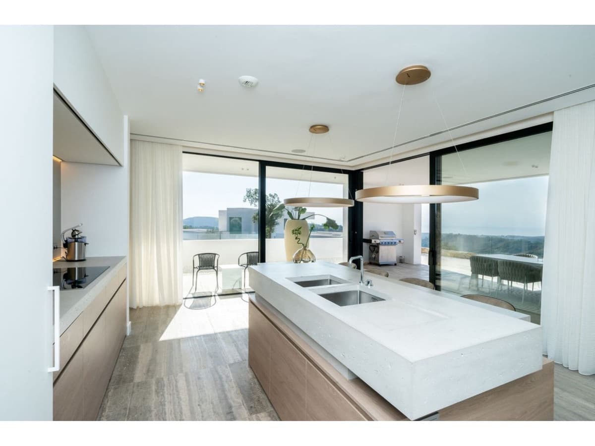 7 bedroom Villa for sale in Benahavis with pool - € 4,200,000 (Ref: 7860554)