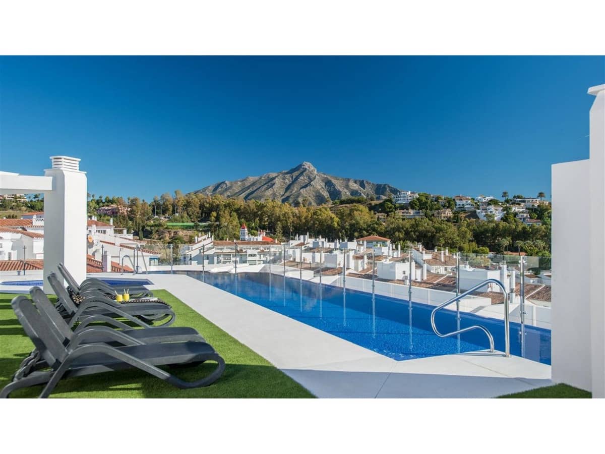 2 bedroom Apartment for sale in Nueva Andalucia - € 405,000 (Ref: 7892106)