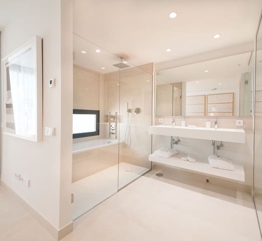 2 soverom Leilighet til salgs i Zona Puerto Deportivo, Fuengirola med svømmebasseng - € 749 000 (Ref: 8052263)