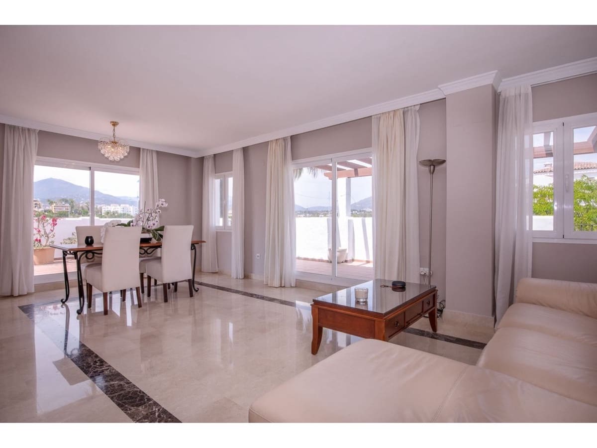 4 bedroom Apartment for sale in San Pedro de Alcantara with pool - € 1,100,000 (Ref: 8198360)