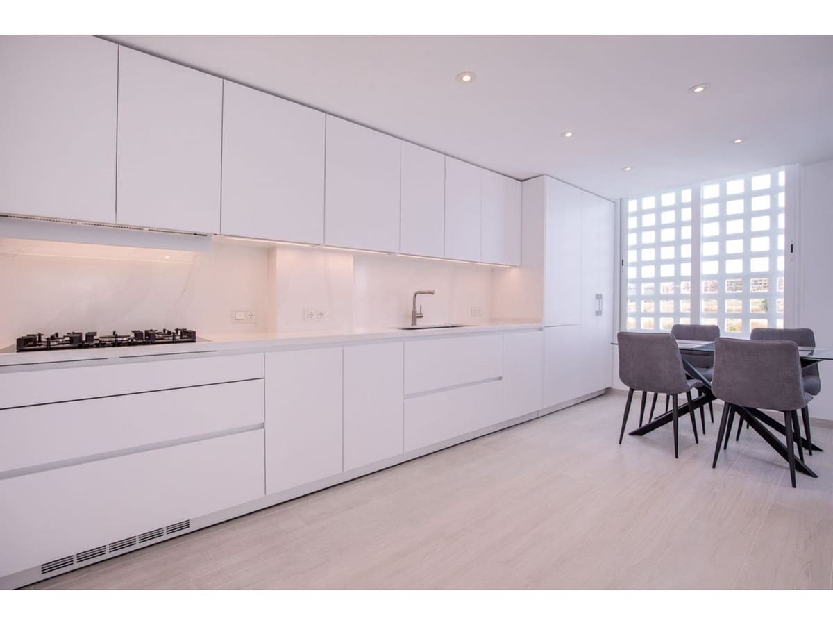 4 bedroom Apartment for sale in San Pedro de Alcantara with pool - € 1,100,000 (Ref: 8198360)