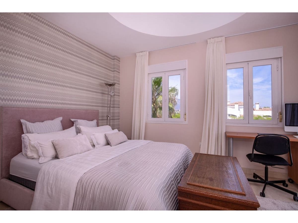 4 bedroom Apartment for sale in San Pedro de Alcantara with pool - € 1,100,000 (Ref: 8198360)