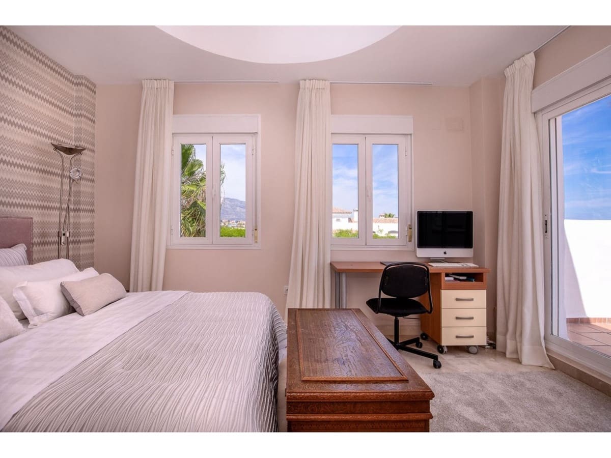 4 bedroom Apartment for sale in San Pedro de Alcantara with pool - € 1,100,000 (Ref: 8198360)