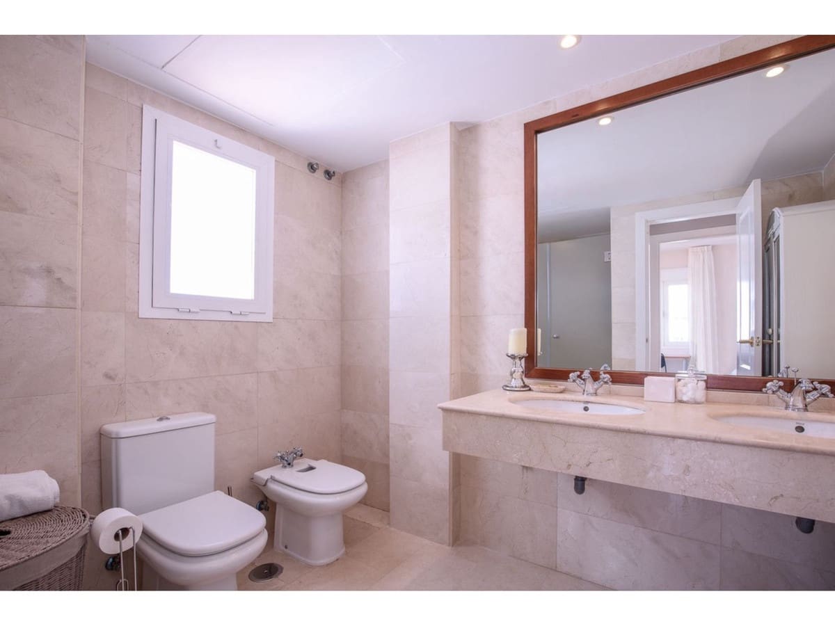 4 bedroom Apartment for sale in San Pedro de Alcantara with pool - € 1,100,000 (Ref: 8198360)