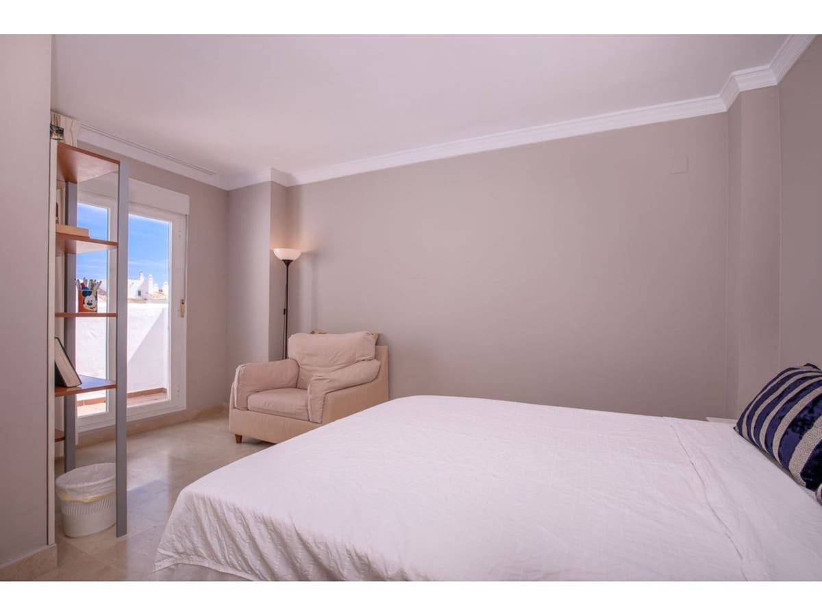 4 bedroom Apartment for sale in San Pedro de Alcantara with pool - € 1,100,000 (Ref: 8198360)