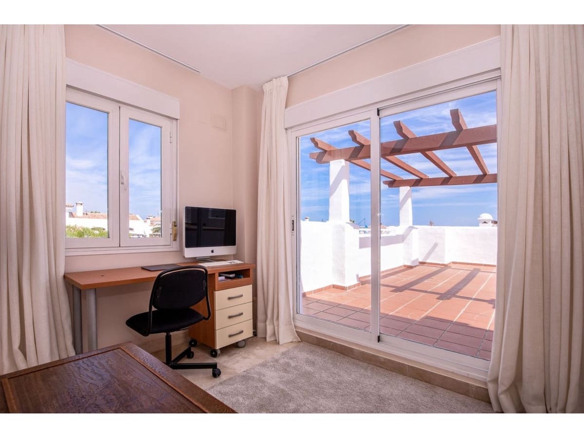 4 bedroom Apartment for sale in San Pedro de Alcantara with pool - € 1,100,000 (Ref: 8198360)