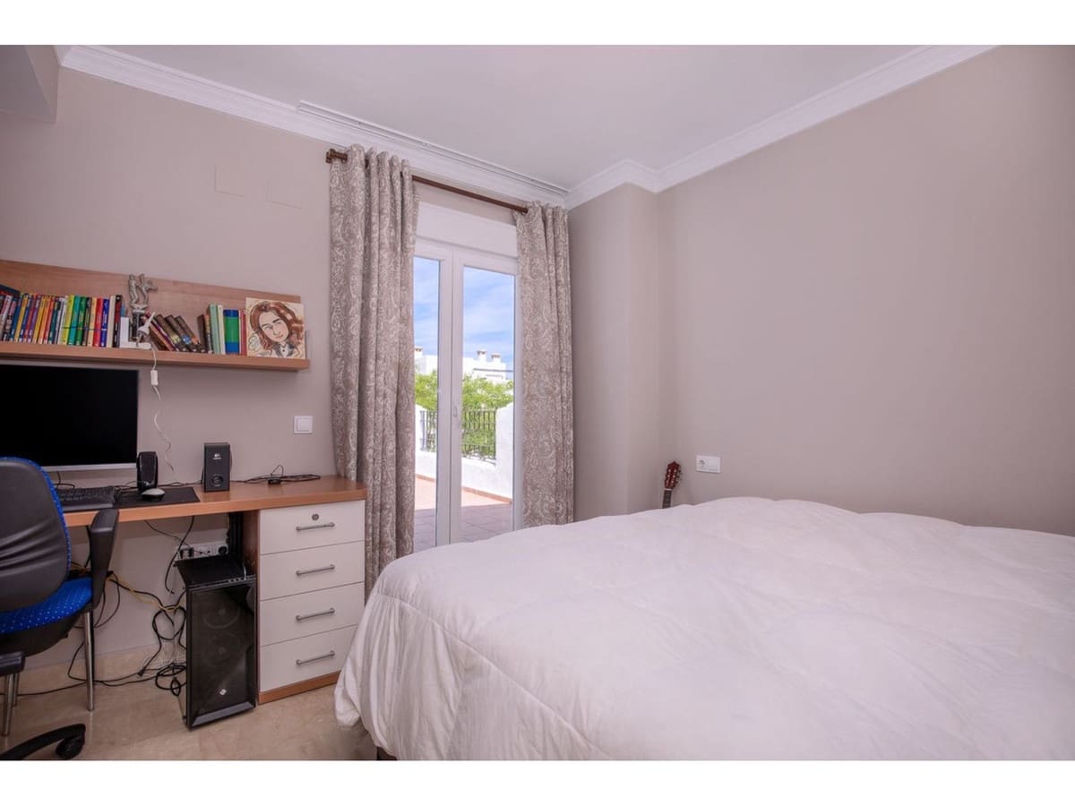 4 bedroom Apartment for sale in San Pedro de Alcantara with pool - € 1,100,000 (Ref: 8198360)