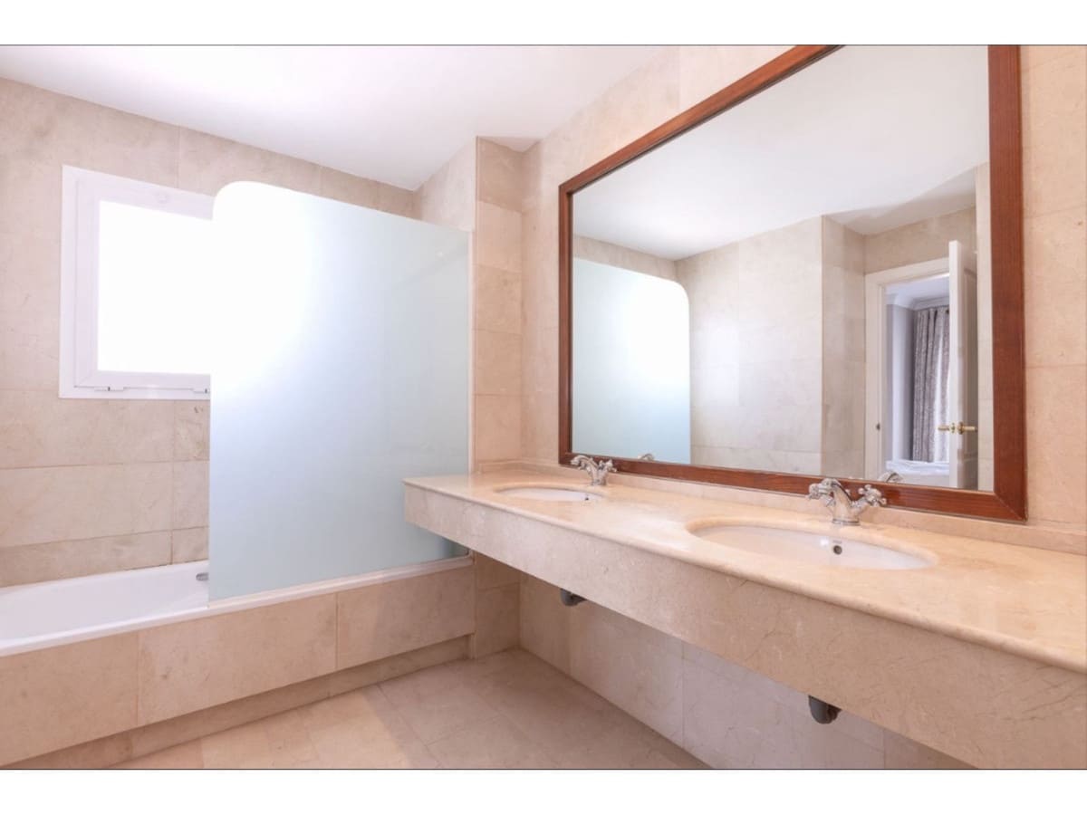 4 bedroom Apartment for sale in San Pedro de Alcantara with pool - € 1,100,000 (Ref: 8198360)