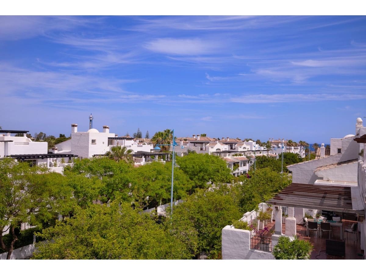 4 bedroom Apartment for sale in San Pedro de Alcantara with pool - € 1,100,000 (Ref: 8198360)