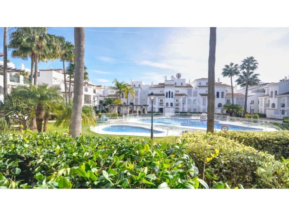 4 bedroom Apartment for sale in San Pedro de Alcantara with pool - € 1,100,000 (Ref: 8198360)