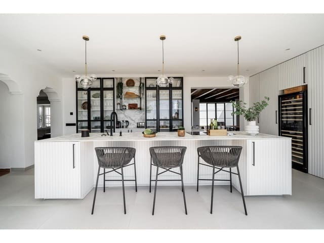 4 bedroom Villa for sale in San Pedro de Alcantara, Marbella with pool - € 2,250,000 (Ref: 8232505)