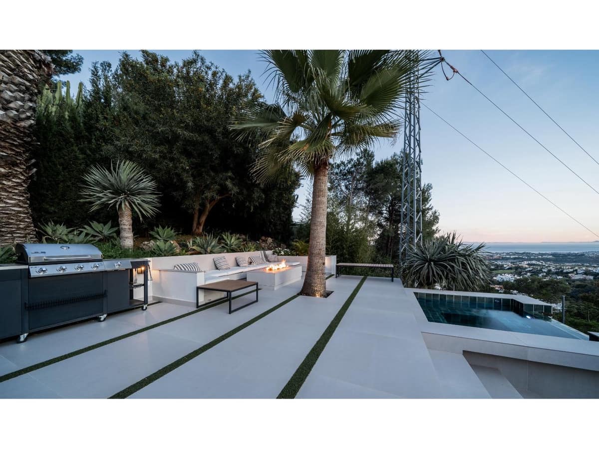 4 bedroom Villa for sale in San Pedro de Alcantara with pool - € 2,250,000 (Ref: 8232505)