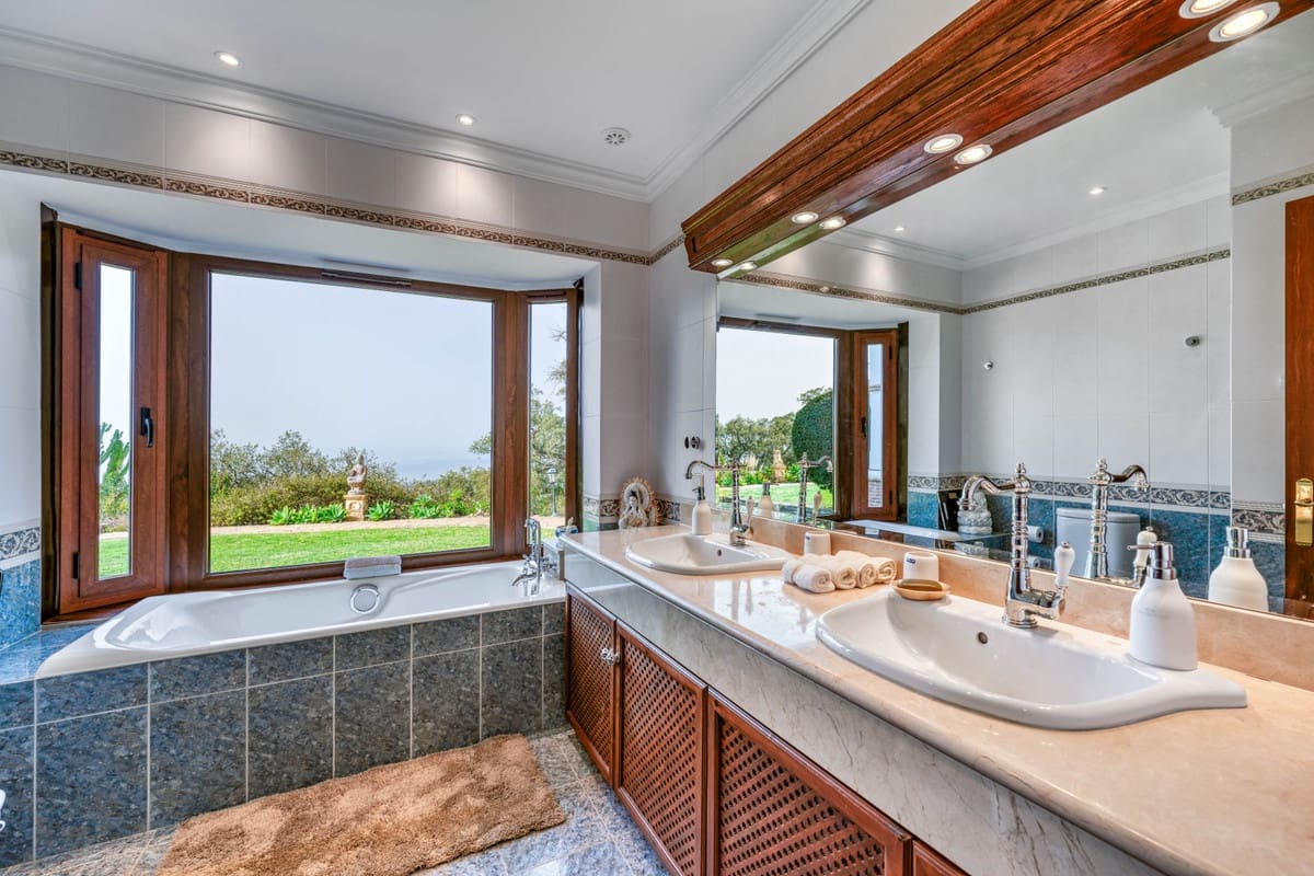 7 soveværelse Villa til salg i Marbella del Este med swimmingpool - € 7.975.000 (Ref: 8244657)