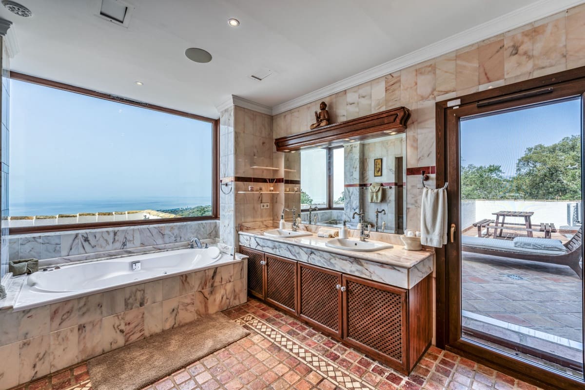 7 soveværelse Villa til salg i Marbella del Este med swimmingpool - € 7.975.000 (Ref: 8244657)