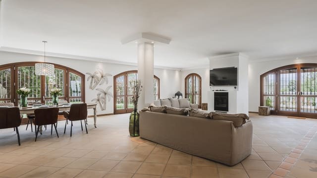 7 slaapkamer Villa te koop in Centro, Estepona met zwembad - € 2.900.000 (Ref: 8324129)