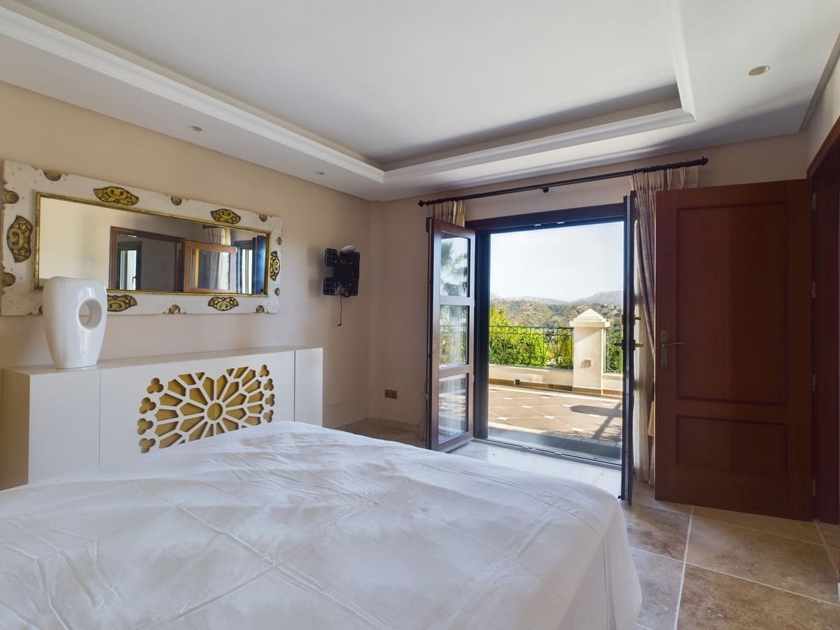 6 slaapkamer Villa te koop in El Padron met zwembad - € 2.995.000 (Ref: 8526377)