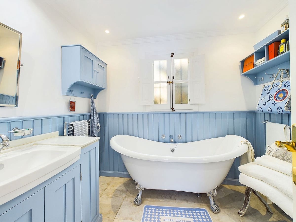 3 bedroom Villa for sale in Benahavis with pool - € 595,000 (Ref: 8747382)