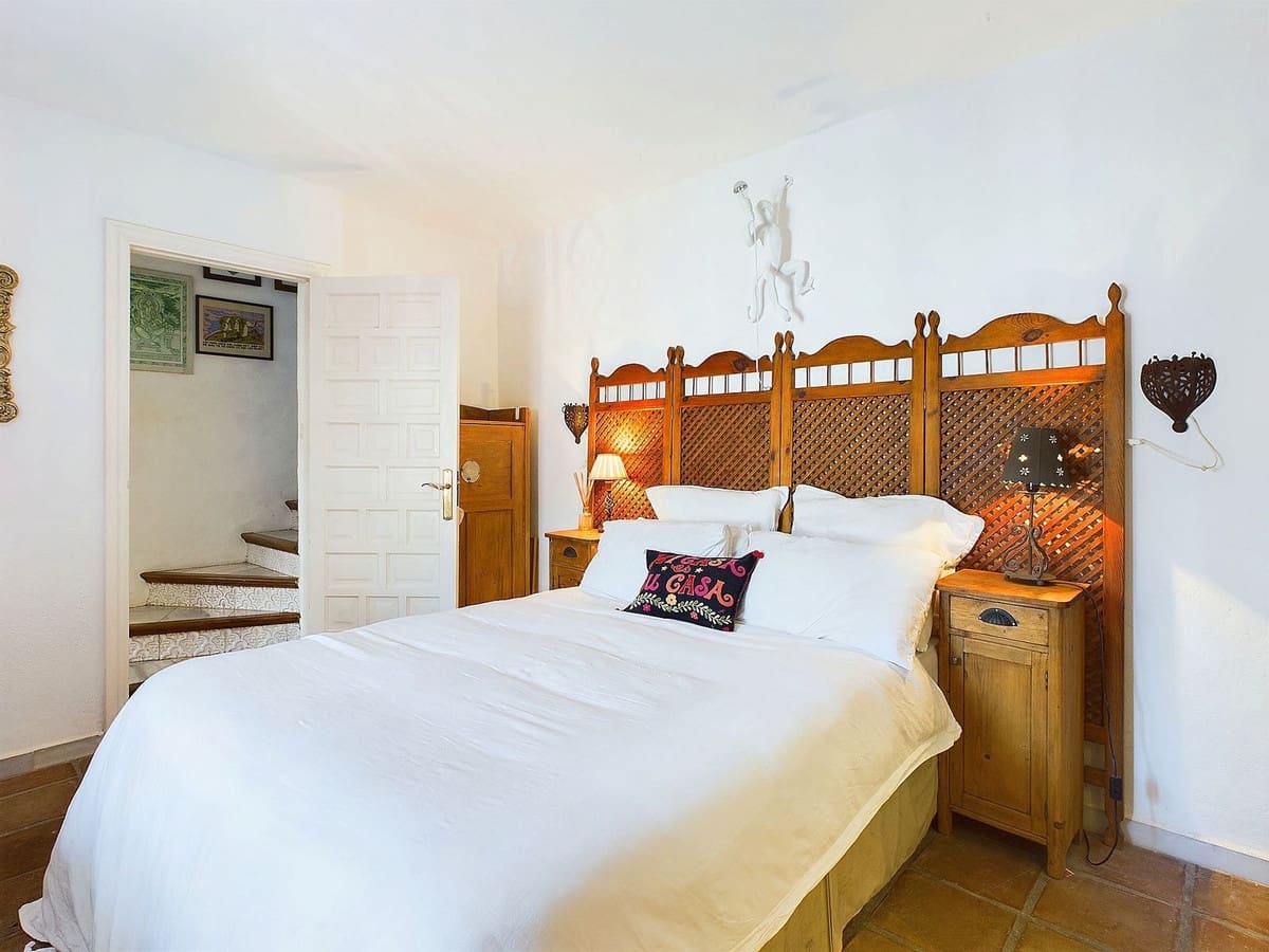 3 bedroom Villa for sale in Benahavis with pool - € 595,000 (Ref: 8747382)