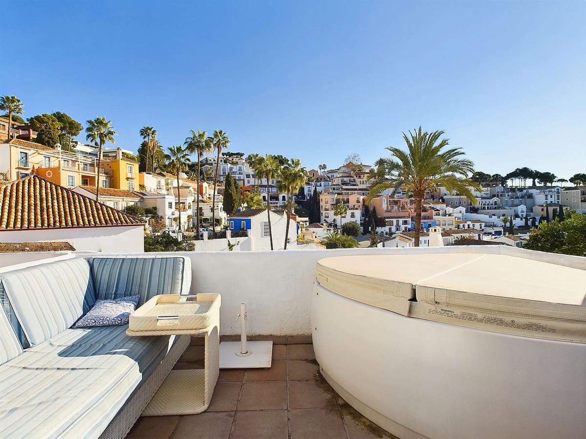 3 bedroom Villa for sale in Benahavis with pool - € 595,000 (Ref: 8747382)