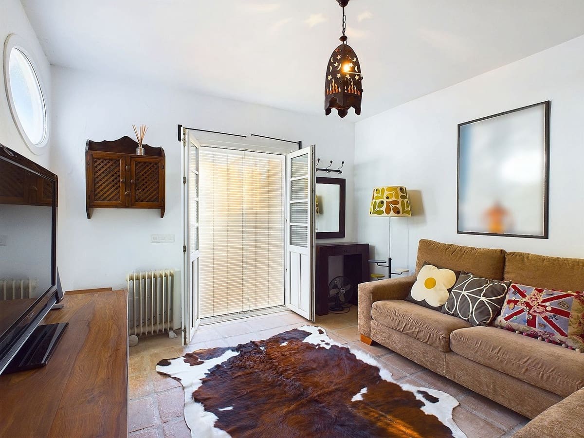 3 bedroom Villa for sale in Benahavis with pool - € 595,000 (Ref: 8747382)