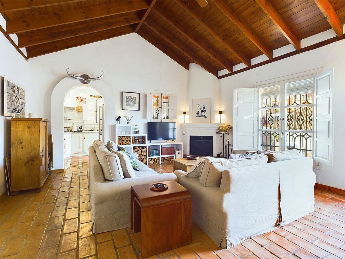 3 bedroom Villa for sale in Benahavis with pool - € 595,000 (Ref: 8747382)