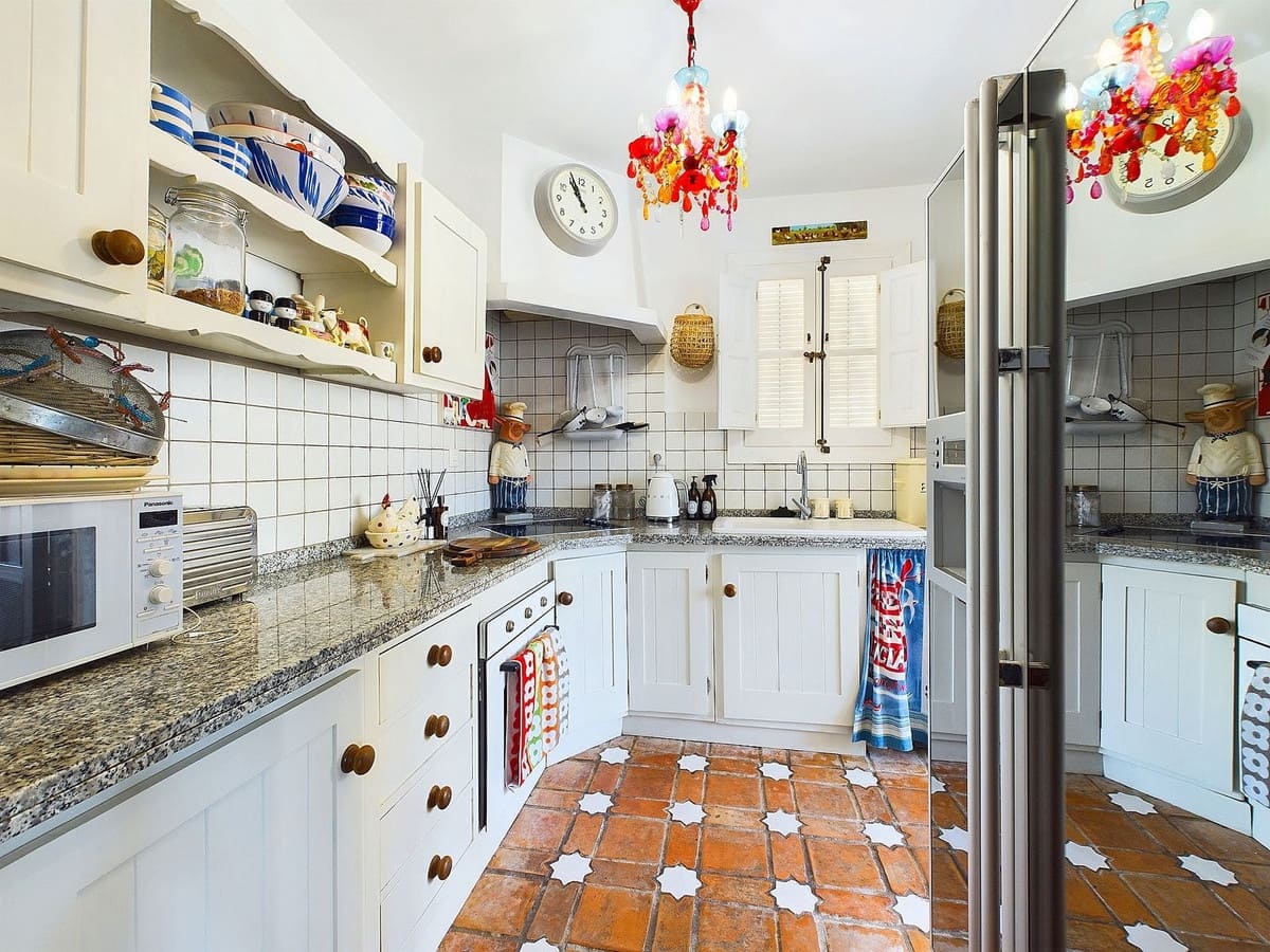 3 bedroom Villa for sale in Benahavis with pool - € 595,000 (Ref: 8747382)