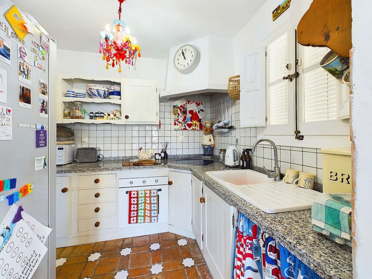 3 bedroom Villa for sale in Benahavis with pool - € 595,000 (Ref: 8747382)