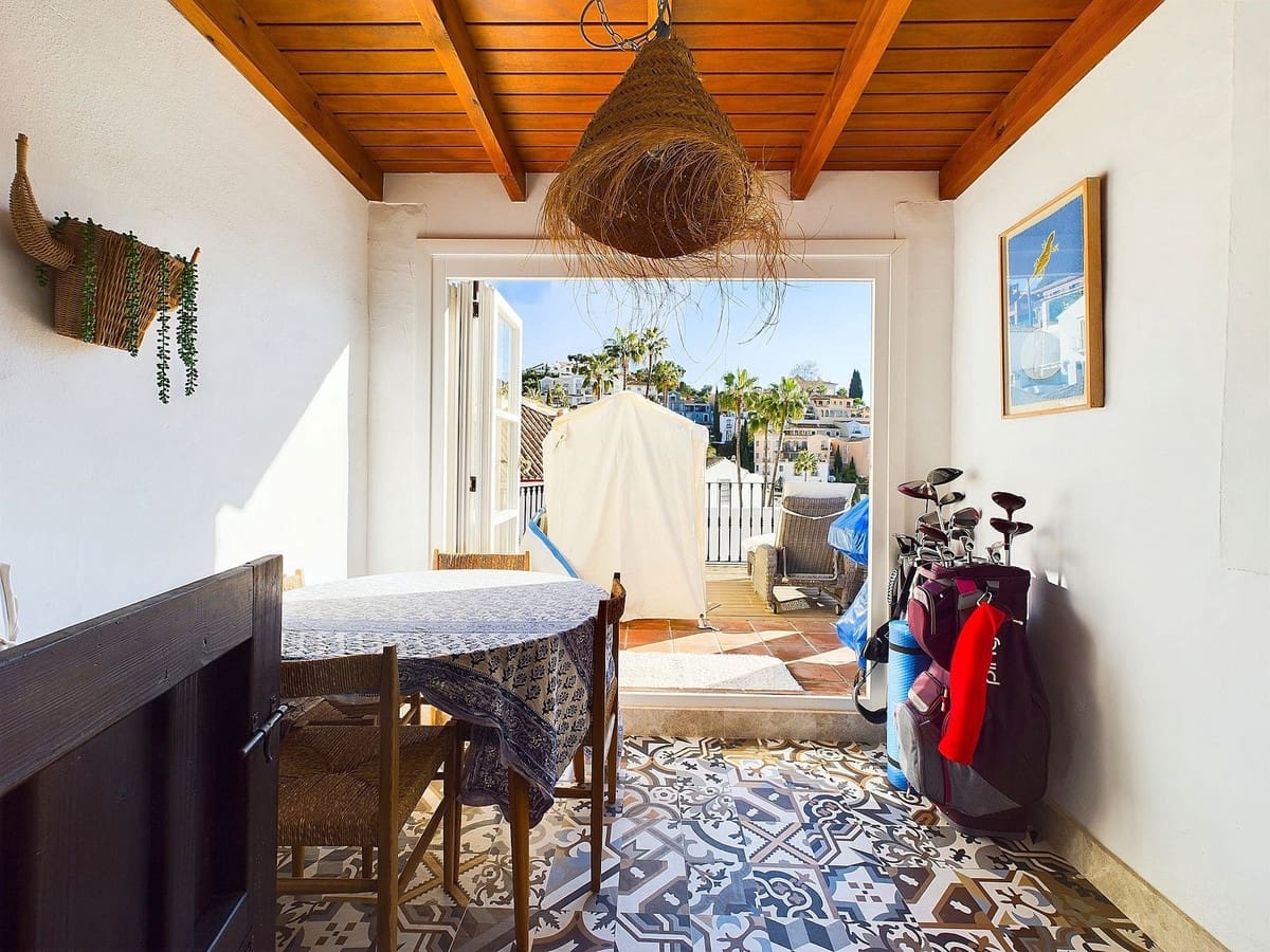 3 bedroom Villa for sale in Benahavis with pool - € 595,000 (Ref: 8747382)