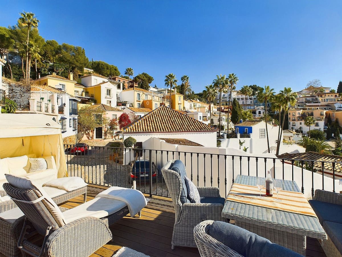 3 bedroom Villa for sale in Benahavis with pool - € 595,000 (Ref: 8747382)