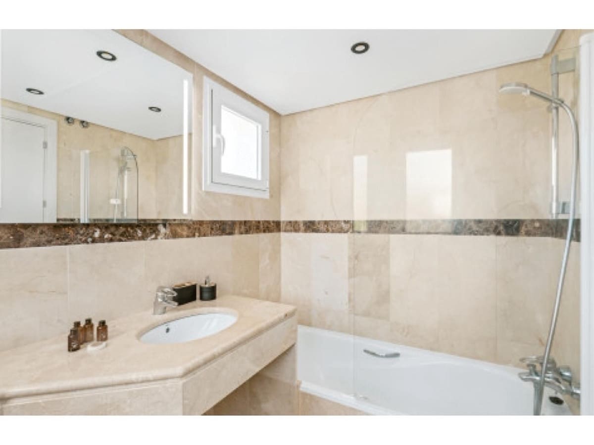 4 bedroom Villa for sale in Benahavis with pool - € 2,450,000 (Ref: 8792265)