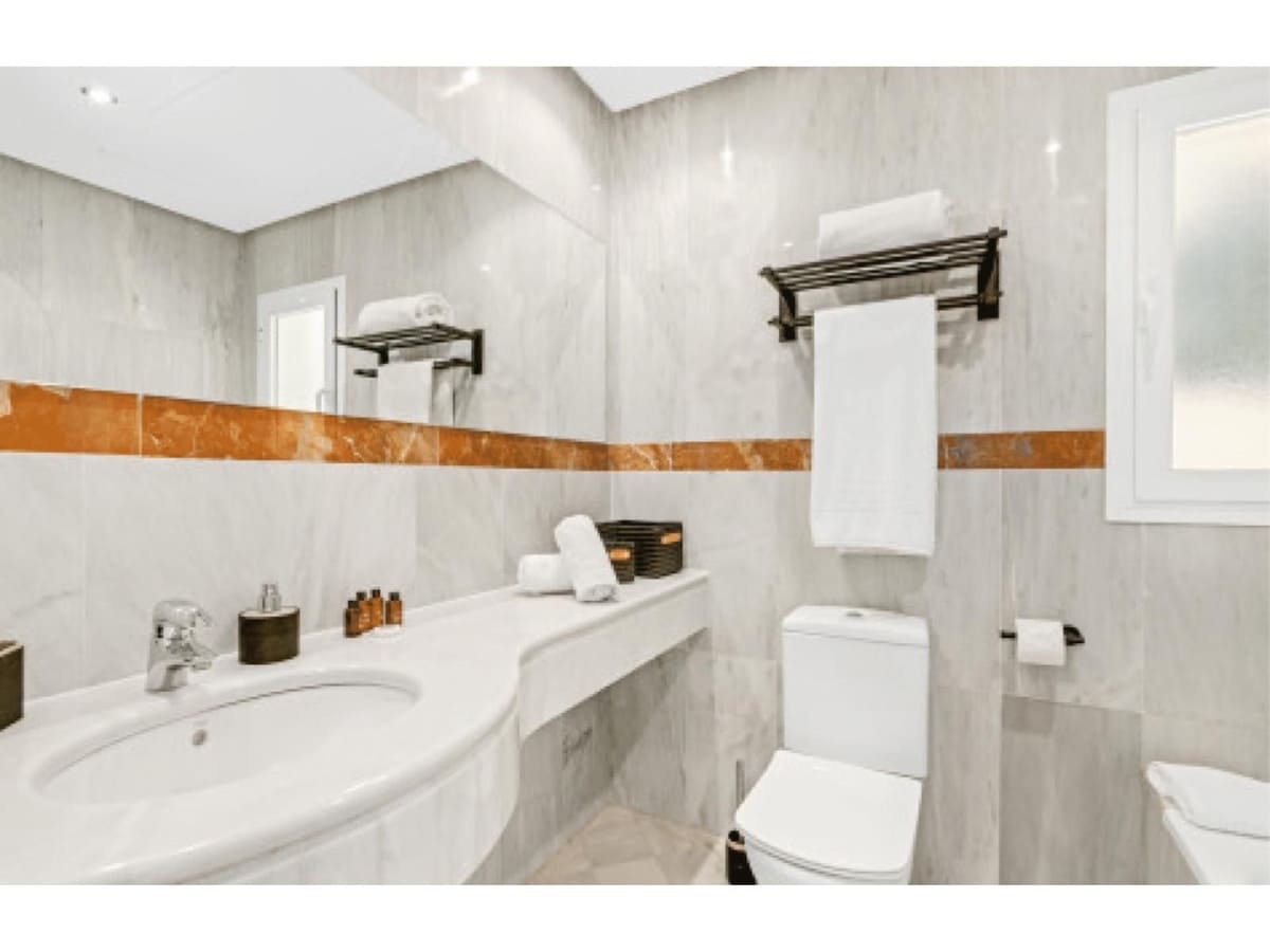 4 bedroom Villa for sale in Benahavis with pool - € 2,450,000 (Ref: 8792265)