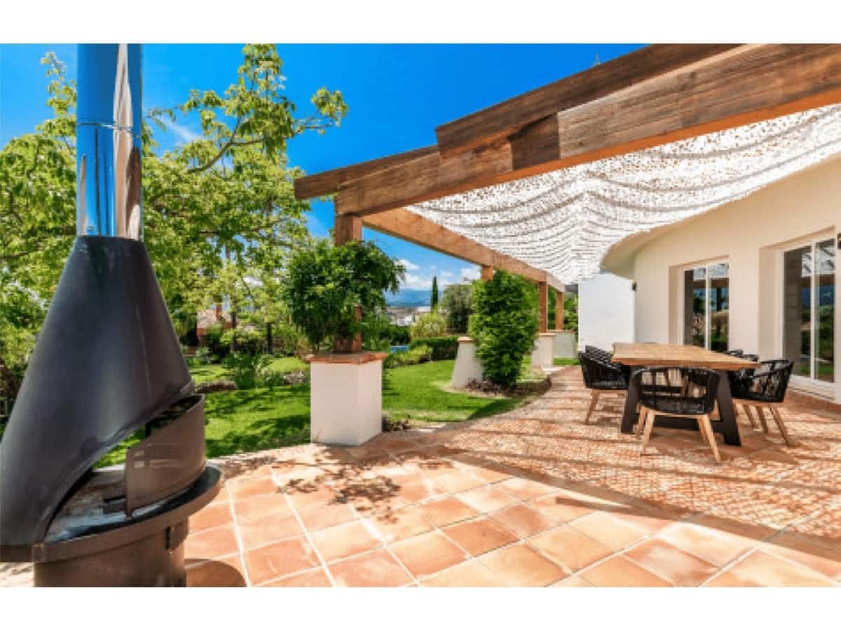 4 bedroom Villa for sale in Benahavis with pool - € 2,450,000 (Ref: 8792265)