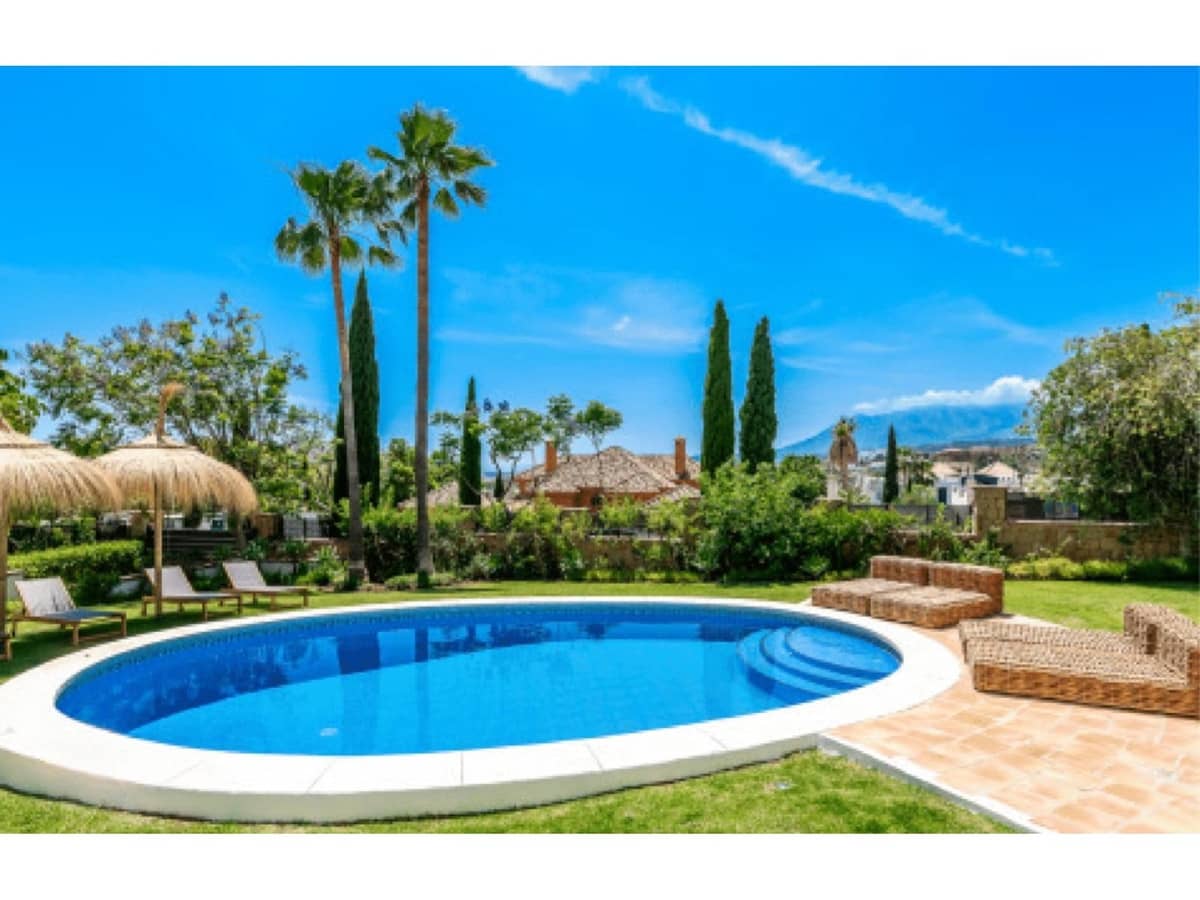 4 bedroom Villa for sale in Benahavis with pool - € 2,450,000 (Ref: 8792265)
