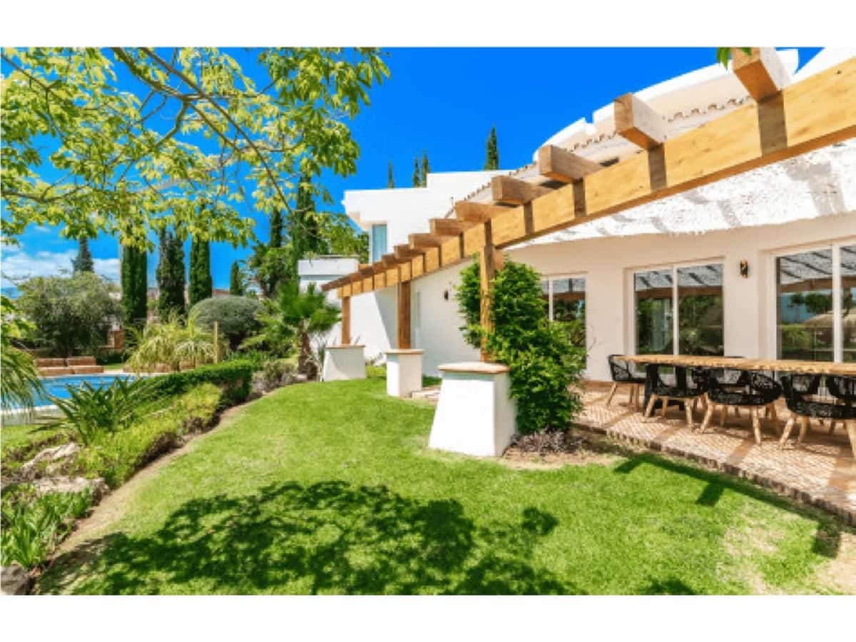 4 bedroom Villa for sale in Benahavis with pool - € 2,450,000 (Ref: 8792265)