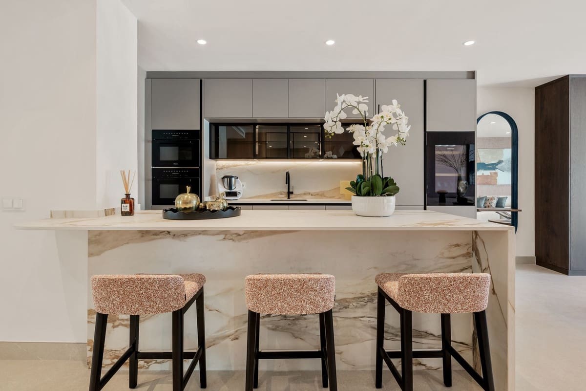 3 sypialnia Apartament na sprzedaż w Marbella del Este z basenem - 2 250 000 € (Ref: 8910923)