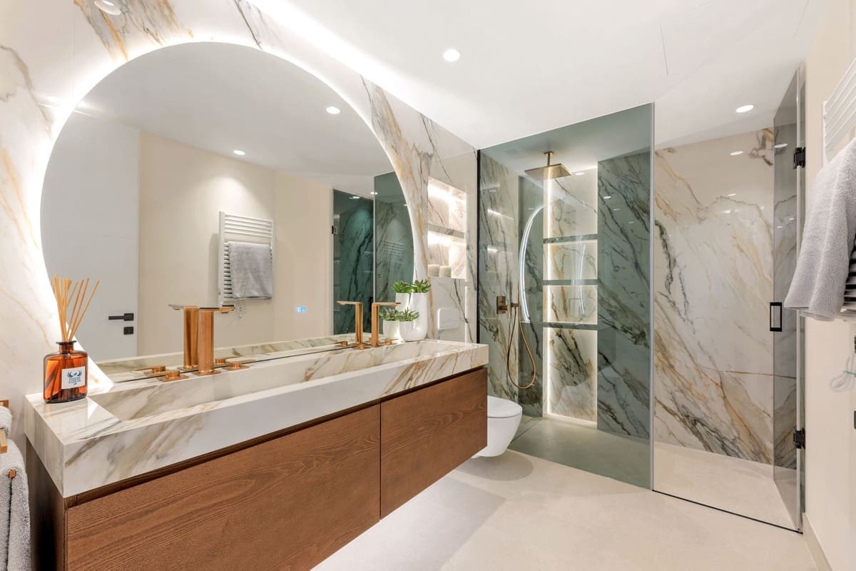 3 sypialnia Apartament na sprzedaż w Marbella del Este z basenem - 2 250 000 € (Ref: 8910923)