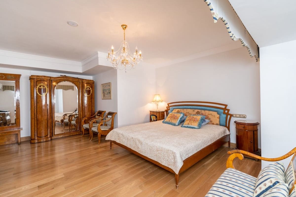 5 bedroom Villa for sale in Benahavis with pool - € 1,900,000 (Ref: 8912720)