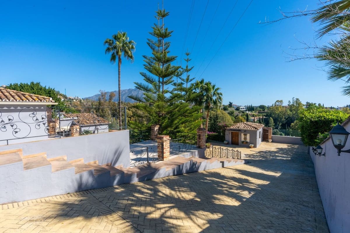 5 bedroom Villa for sale in Benahavis with pool - € 1,900,000 (Ref: 8912720)