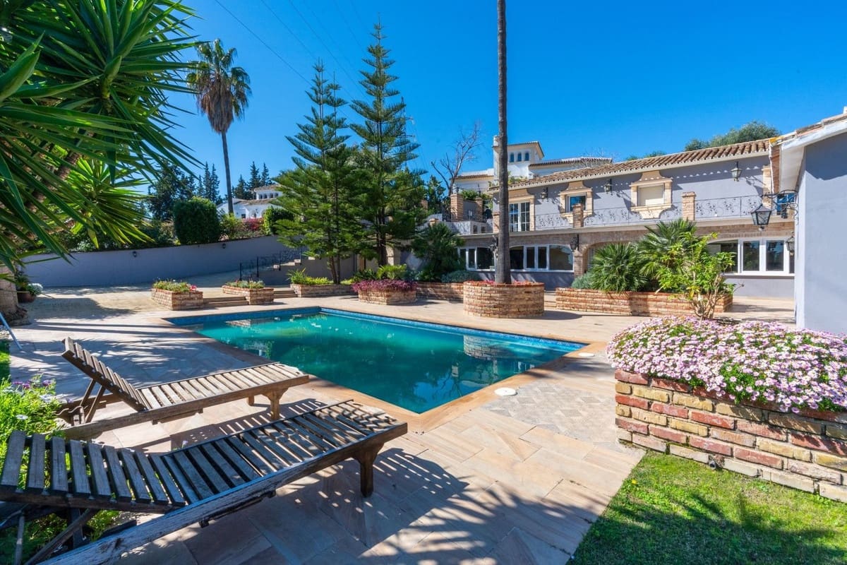 5 bedroom Villa for sale in Benahavis with pool - € 1,900,000 (Ref: 8912720)