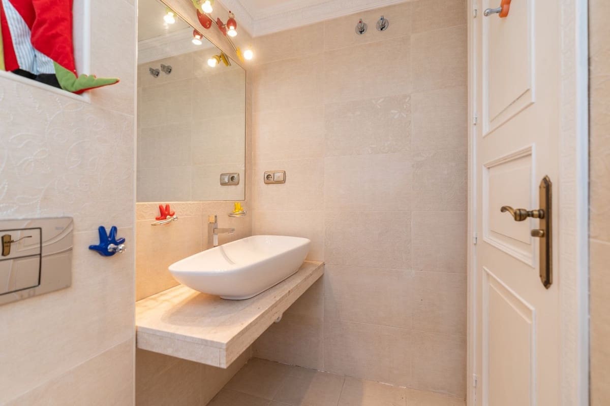 5 bedroom Villa for sale in Benahavis with pool - € 1,900,000 (Ref: 8912720)