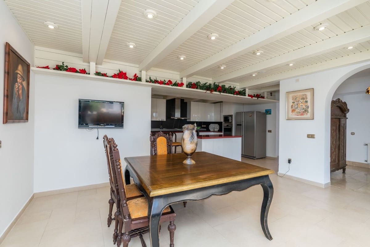 5 bedroom Villa for sale in Benahavis with pool - € 1,900,000 (Ref: 8912720)