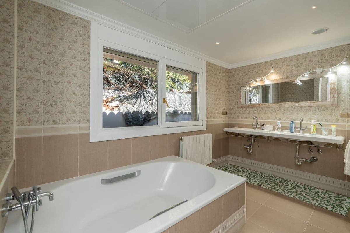 5 bedroom Villa for sale in Benahavis with pool - € 1,900,000 (Ref: 8912720)